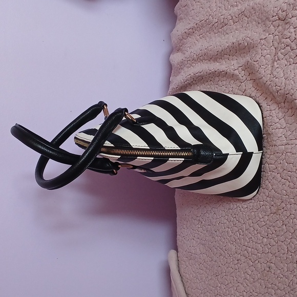 Call it Spring stripped hand bag - Picture 2 of 3